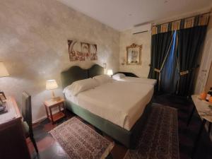 Un dormitorio con una cama grande en una habitación. en Venus Inn Rome Guest House, en Roma