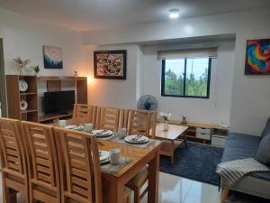 达沃市MH's Crib at Camella Northpoint的带桌子的客厅和餐厅