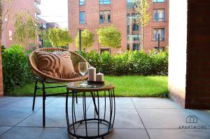 グダニスクにあるCity Center - Łąkowa Apartments by Apartmoreのパティオ(椅子、キャンドル付きテーブル付)