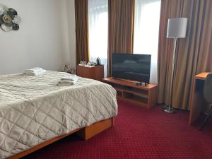 Hotel Evan u Hoffera的电视和/或娱乐中心