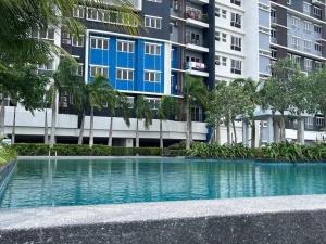 Kolam renang di atau dekat dengan BlueLakeHomestay - LBS SkyLake Residence