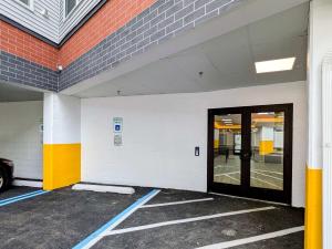 un estacionamiento vacío con una puerta en un edificio en 229 Brand New 1 Bedroom 1 Bath 1 Kitchen 1 Liv, en Dunellen 2 fotos más