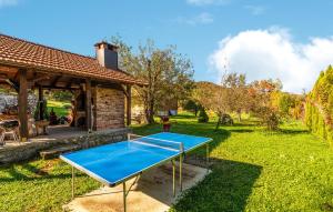 un tavolo da ping pong di fronte a una casa di Stunning Home In Gospic With Wifi a Gospić