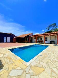 a swimming pool in the middle of a yard at Estância Oliveira in Socorro