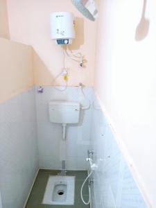 Phòng tắm tại 2Ground Lawn Bedroom Indian Toilet