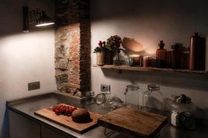 Η κουζίνα ή μικρή κουζίνα στο Stone House - by MyHomeInComo