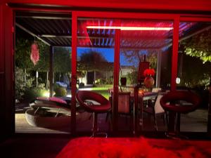 Posezení v ubytování La chambre du puits avec 2 jacuzzis , sauna et Hammam privatif