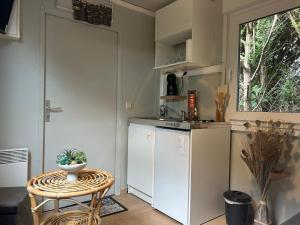 Kuchyň nebo kuchyňský kout v ubytování La chambre du puits avec 2 jacuzzis , sauna et Hammam privatif