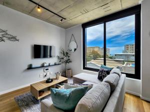 Una televisión o centro de entretenimiento en Stylish, brand new, secure apartment with pool