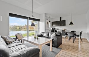 HeeにあるHoliday Home Dyrefolden Ringkøbing Denmのソファとテーブルのあるリビングルーム
