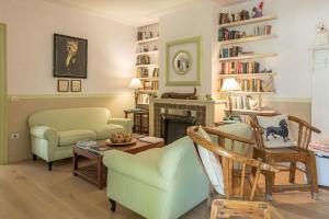 een woonkamer met twee stoelen en een open haard bij Villa Federica 17 in Manciano