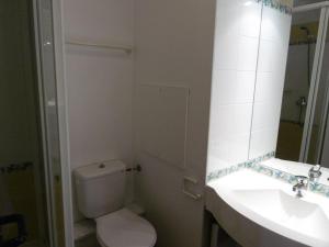 Ένα μπάνιο στο Appart 3 pièces, balcon, parking, animaux admis, ski aux pieds - FR-1-351-56 +3 φωτογραφίες