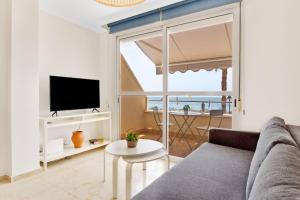 TV a/nebo společenská místnost v ubytování Primera linea de playa, aparcamiento y wifi gratis
