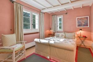 een slaapkamer met roze muren, een bed en een raam bij Villa Federica 17 in Manciano +59 foto's