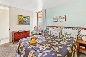 Un dormitorio con una cama con un camión de juguete. en Paki Maui 313, en Kahana 18 fotos más