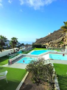 an overhead view of a swimming pool with palm trees at Canaima 307 in Puerto Rico de Gran Canaria