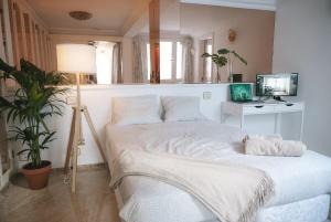 - une chambre avec un lit doté d'une lampe et d'une télévision dans l'établissement Luxury Beachfront Penthouse with Stunning Views, à Las Palmas de Gran Canaria