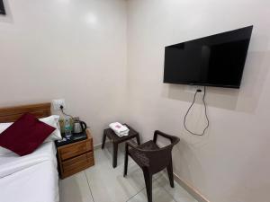 TV o dispositivi per l'intrattenimento presso Hotel Hare Krishna Dham