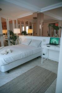 une chambre avec un lit et un bureau avec un ordinateur portable dans l'établissement Luxury Beachfront Penthouse with Stunning Views, à Las Palmas de Gran Canaria