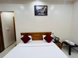 Letto o letti in una camera di Hotel Hare Krishna Dham