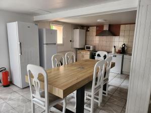 Køkken eller tekøkken på DOMAINE DE POULHARIES -Merlot