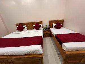 Letto o letti in una camera di Hotel Hare Krishna Dham