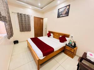 Letto o letti in una camera di Hotel Hare Krishna Dham