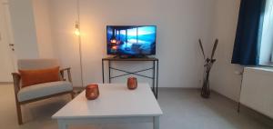 TV a/nebo společenská místnost v ubytování La Belle Mosane de La Plante