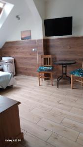 Televízia a/alebo spoločenská miestnosť v ubytovaní Apartament Dworcowa