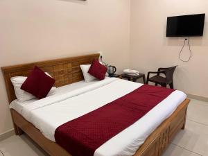 Postel nebo postele na pokoji v ubytování Hotel Hare Krishna Dham
