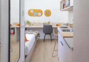 eine kleine Küche mit Bett und Spüle in der Unterkunft Vibe Stay Granada in Granada + 50 Fotos