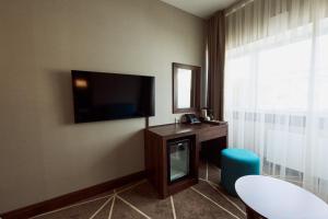 TV a/nebo společenská místnost v ubytování Puzzle Hotel Airport Frankfurt