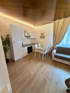 un soggiorno con un divano e un tavolo di Vitti's home Verona 2 - Cittadella a Verona