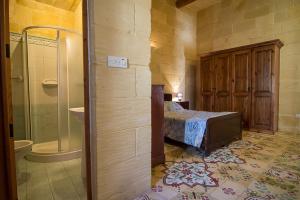 4 Bedroom Farmhouse with Private Pool的一间浴室