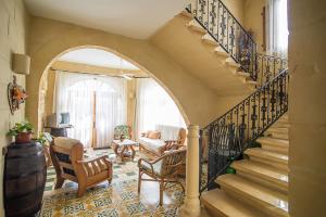 Χώρος καθιστικού στο 4 Bedroom Farmhouse with Private Pool +29 φωτογραφίες