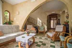 4 Bedroom Farmhouse with Private Pool的休息区