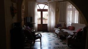 4 Bedroom Farmhouse with Private Pool的休息区