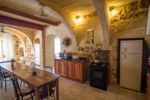 4 Bedroom Farmhouse with Private Pool的厨房或小厨房