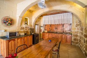 4 Bedroom Farmhouse with Private Pool的厨房或小厨房