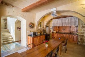 4 Bedroom Farmhouse with Private Pool的厨房或小厨房