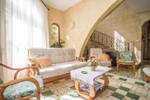 4 Bedroom Farmhouse with Private Pool的休息区