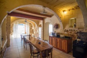 4 Bedroom Farmhouse with Private Pool的厨房或小厨房