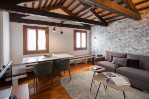 a living room with a couch and a table at Ca' della Scimmia - Rialto - Venice in Venice
