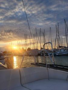 a boat is docked in a harbor with boats at Bateau Jeanneau fantasia 8m à louer in La Rochelle
