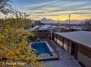 圣佩德罗·德·阿塔卡马Hostal Hara的从大楼内可欣赏到游泳池的景色