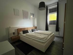 Un pat sau paturi într-o cameră la Frisch renoviert – ruhig aber dennoch sehr zentral gelegen