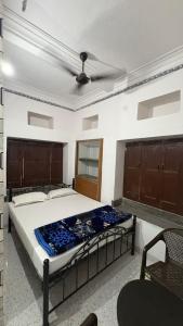 Postel nebo postele na pokoji v ubytování Multiple Stories, Udaipur