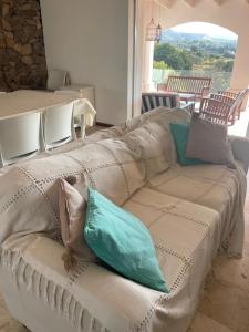 a couch with pillows on it in a room at Casa en Potrerillo de Larreta Magicas Vistas in Alta Gracia