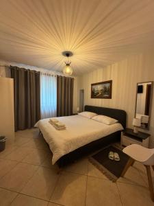 Postel nebo postele na pokoji v ubytování Xhelo's Rooms