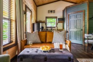 una sala de estar con un sofá y una mesa en Modern Cabin - The Emerald Nest, en Sevierville